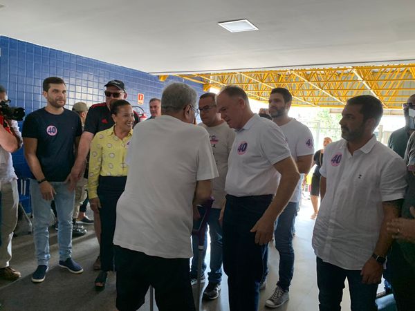Renato Casagrande chega para votar em escola de Bento Ferreira por João Vitor Castro