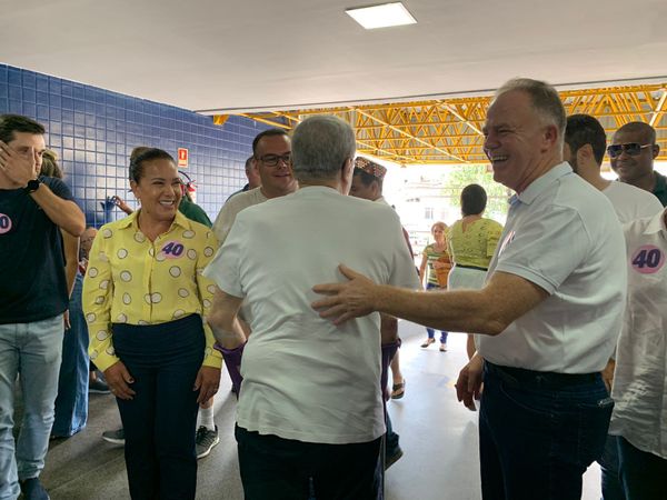 Renato Casagrande chega para votar em escola de Bento Ferreira por João Vitor Castro