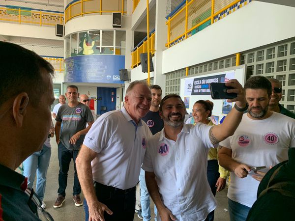 Renato Casagrande chega para votar em escola de Bento Ferreira por João Vitor Castro