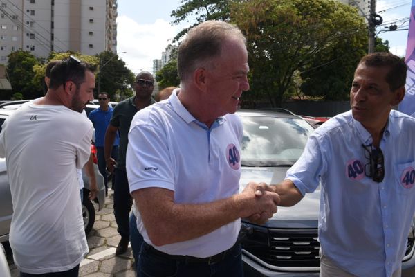 Renato Casagrande chega para votar em escola de Bento Ferreira por Carlos Alberto Silva