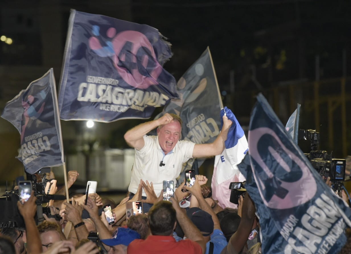 Renato Casagrande comemora reeleição para mais um mandato como governador do Espírito Santo
