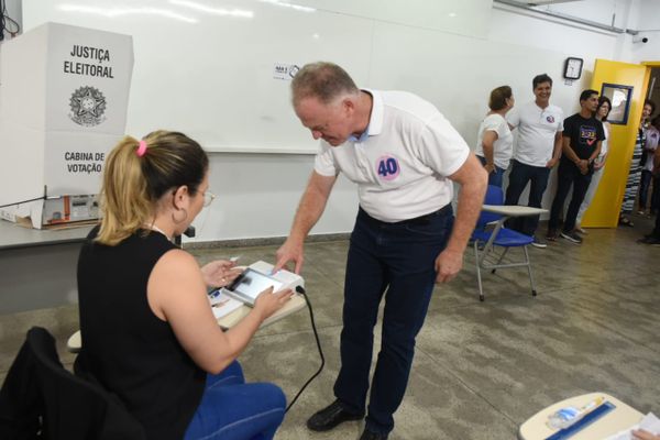 Renato Casagrande vota em escola de Vitória por Carlos Alberto Silva