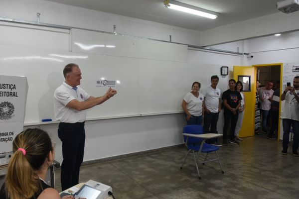 Renato Casagrande vota em escola de Vitória por Carlos Aberto Silva