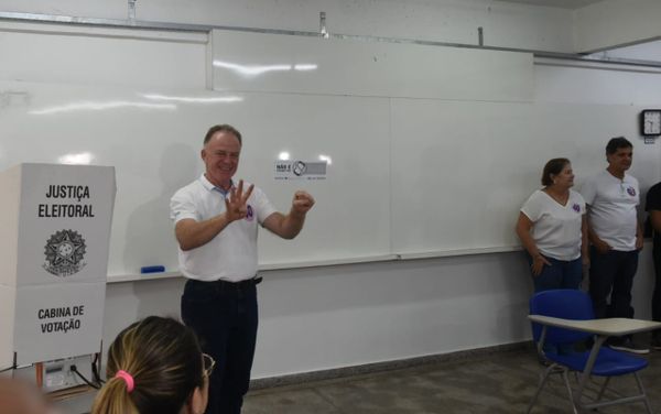Renato Casagrande vota em escola de Vitória por Carlos Alberto Silva