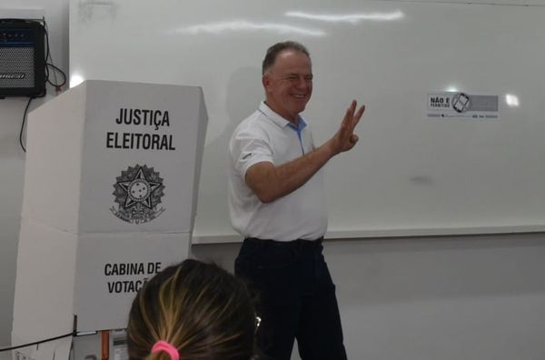 Renato Casagrande vota em escola de Vitória por Carlos Alberto Silva