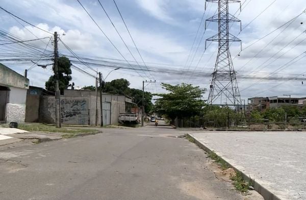 Suspeitos de sequestrar mulher foram detidos em carro roubado no bairro Jardim Tropical, na Serra