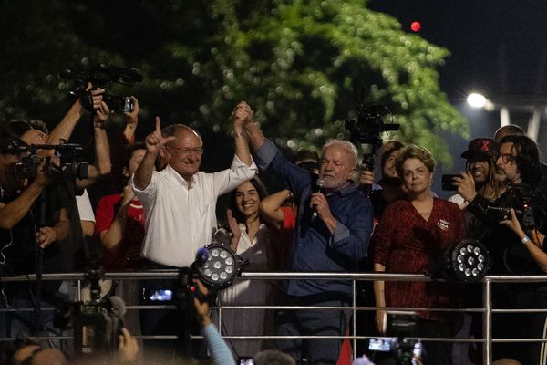 Apoiadores do presidente Lula comemoram resultado das eleições na avenida Paulista durante a noite do último domingo (30) em São Paulo.