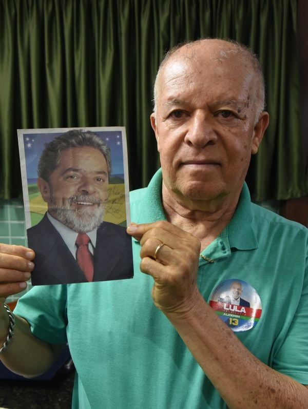 Givaldo Inácio da Siva, primo do presidente Lula, e alguns objetos guardados de recordação.  por Carlos Alberto Silva