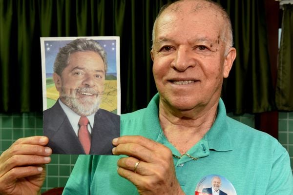 Givaldo Inácio da Siva, primo do presidente Lula, e alguns objetos guardados de recordação.  por Carlos Alberto Silva
