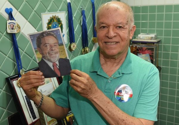 Givaldo Inácio da Siva, primo do presidente Lula, e alguns objetos guardados de recordação.  por Carlos Alberto Silva