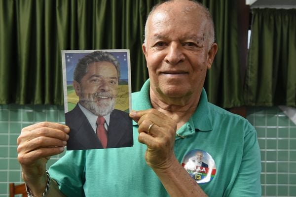 Givaldo Inácio da Siva, primo do presidente Lula, e alguns objetos guardados de recordação.  por Carlos Alberto Silva