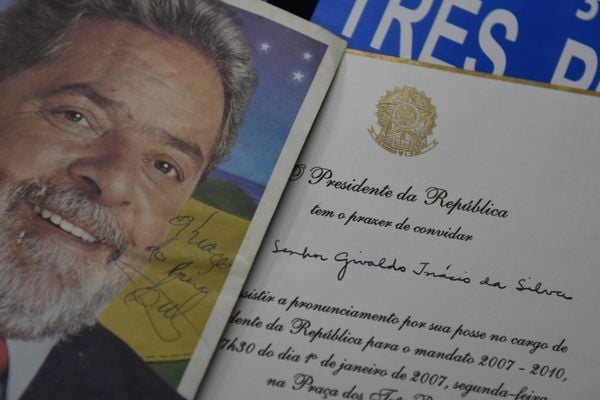 Givaldo Inácio da Siva, primo do presidente Lula, e alguns objetos guardados de recordação.  por Carlos Alberto Silva
