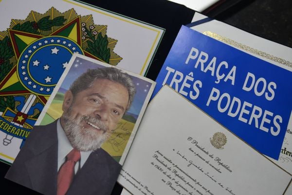 Givaldo Inácio da Siva, primo do presidente Lula, e alguns objetos guardados de recordação.  por Carlos Alberto Silva