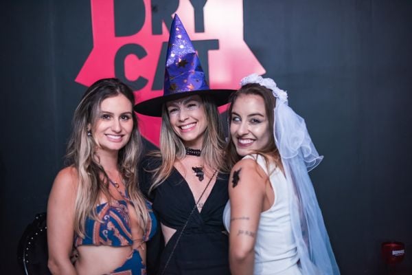 Juliana Fucs, Carolina Euzébio e Larissa Fiuza em noite de Halloween na Pink , no Triângulo das Bermudas.

 