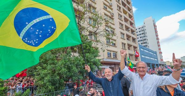 Lula e Alckmin durante evento de campanha