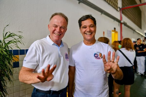 O governador Renato Casagrande (PSB), reeleito para mais um mandato, junto de Ricardo Ferraço (PSDB), futuro vice-governador