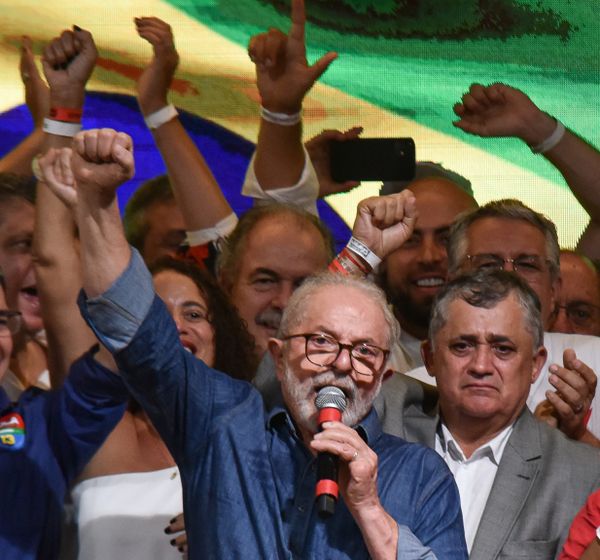O presidente eleito Luiz Inácio Lula da Silva (PT) faz discurso após confirmação de sua vitória
