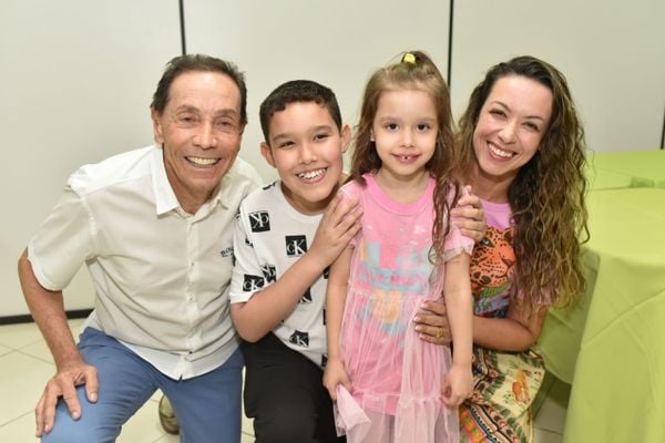 Valdecir e Geise Torezani e os filhos Miguel e Mirela