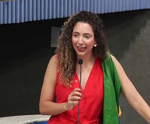 Vereadora de Vitória Karla Coser discursa na Câmara da cidade