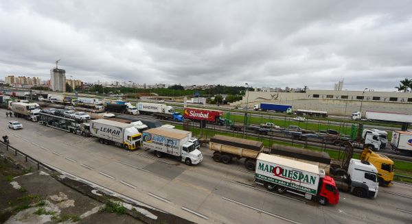 Caminhoneiros apoiadores do presidente Jair Bolsonaro (PL) protestam e bloqueiam trechos da rodovia Castelo Branco, na altura de Barueri, na Grande São Paulo, nesta terça-feira.