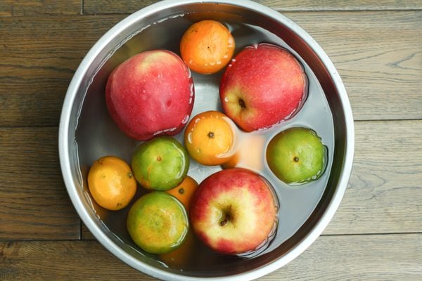 É importante higienizar as frutas para mantê-las longe de fungos e bactérias