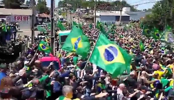 Manifestantes bolsonaristas estenderam braço durante protesto golpista em estrada de Santa Catarina