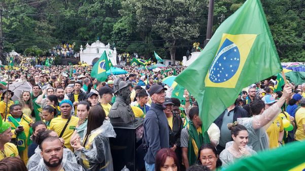 Manifestantes se concentram em frente o 38° Batalhão de Infantaria, na Prainha, em Vila Velha