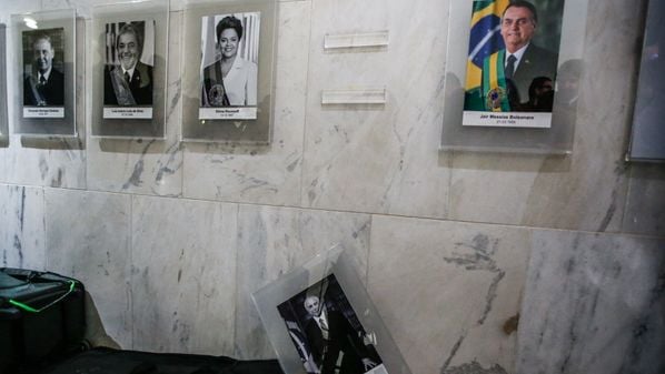 Foto na galeria de presidentes do Palácio do Planalto foi derrubada sem querer por um integrante da imprensa