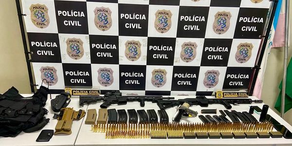 Armas e munições apreendidas com Renato José Mafiolete, criminoso procurado em Santa Catarina