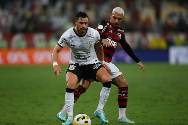 Matheuzinho disputa lance com Giuliano