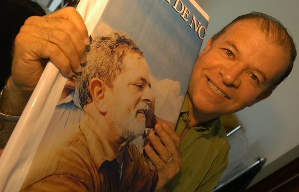 O primo do presidente Lula, Givaldo Inácio da Silva, que mora no bairro Laranjeiras, se preparando para a posse do presidente, em 2007 por 28/12/2006 - ES - Serra - Carlos Alberto da Silva