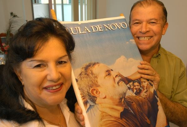 28/12/2006 - ES - Serra - O primo do presidente Lula, Givaldo Inácio da Silva, que mora no bairro Laranjeiras, e sua esposa, Angelina Jucá, economista, vão participar da posse do presidente. - Editoria: Política - Foto: Carlos Alberto da Silva - GZ.