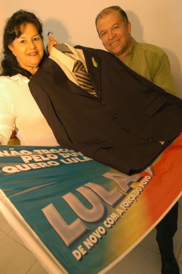 O primo do presidente Lula, Givaldo Inácio da Silva, que mora no bairro Laranjeiras, e sua esposa, Angelina Jucá, economista, vão participar da posse do presidente, em 2007 por 28/12/2006 - ES - Serra - Carlos Alberto da Silva