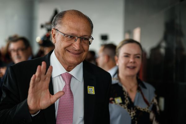 O vice-presidente eleito do país, Geraldo Alckmin (PSB), ao lado de Aloizio Mercadante (PT) e Gleisi Hoffmann (PT), durante coletiva no Palácio do Planalto, em Brasília