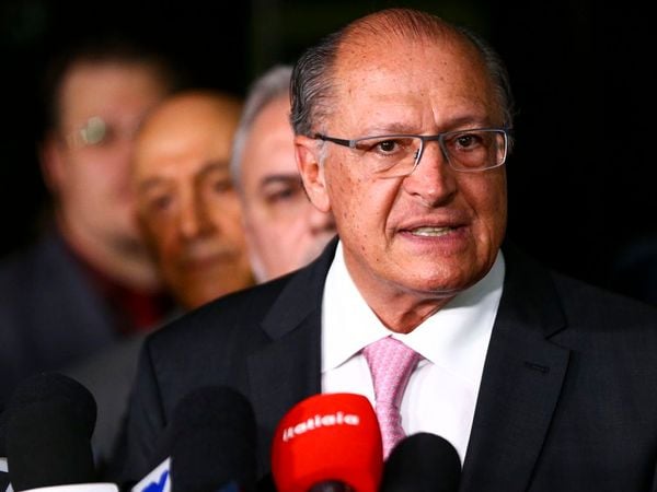 O vice-presidente eleito, Geraldo Alckmin, durante entrevista coletiva após reunião com o relator-geral do Orçamento 2023, senador Marcelo Castro, e equipe de transição