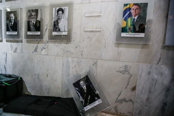 Foto na galeria de presidentes do Palácio do Planalto foi derrubada sem querer por um integrante da imprensa