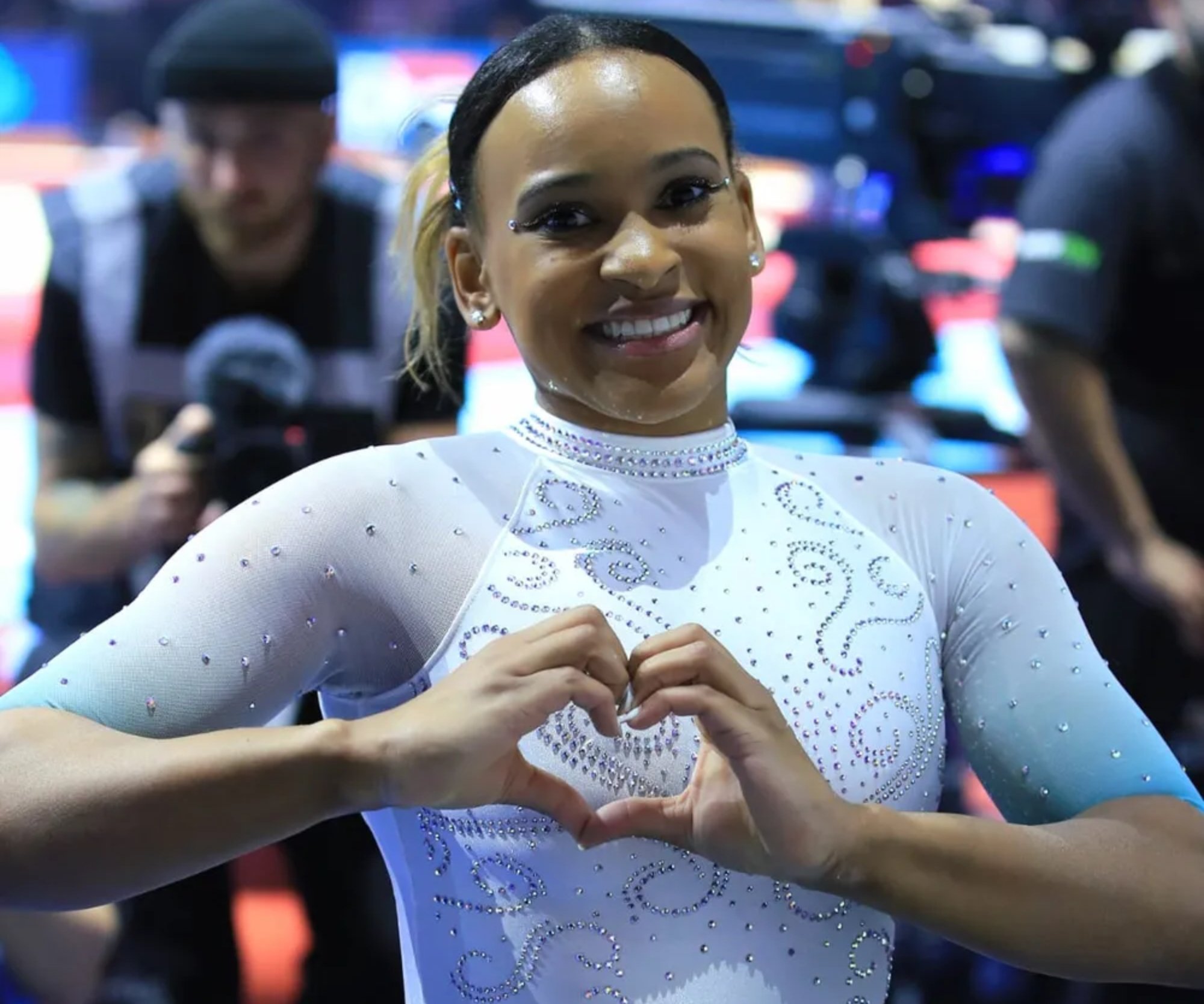 A Gazeta Rebeca Andrade brilha e é campeã mundial no individual geral