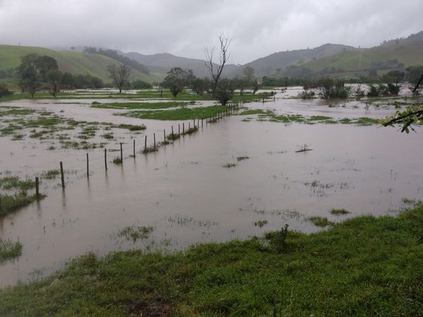 O rio que corta a cidade de Rio Novo do Sul transbordou e alagou o pasto na localidade de Cachoeirinha por Alessandro Louzada