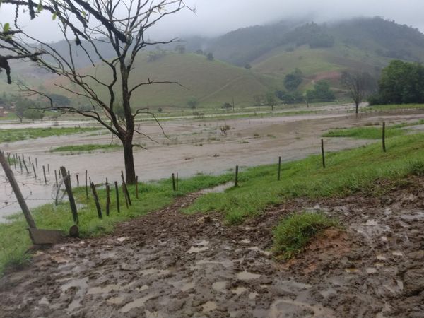 O rio que corta a cidade de Rio Novo do Sul transbordou e alagou o pasto na localidade de Cachoeirinha por Alessandro Louzada