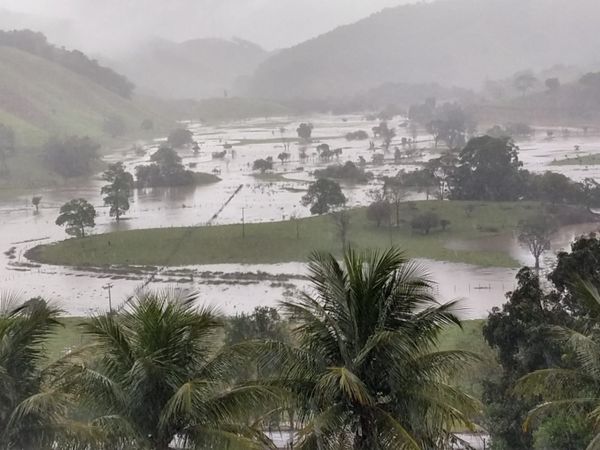 O rio que corta a cidade de Rio Novo do Sul transbordou e alagou o pasto na localidade de Cachoeirinha por Alessandro Louzada