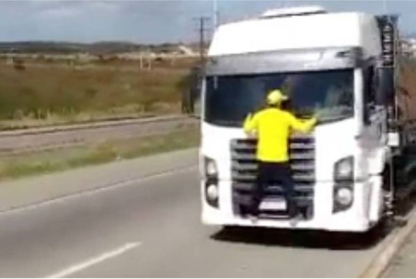 Vídeo de bolsonarista agarrado em cabine de caminhão em movimento viraliza nas redes sociais