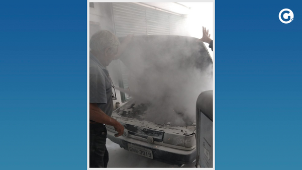 Carro pega fogo e bate em entrada de supermercado em Cachoeiro