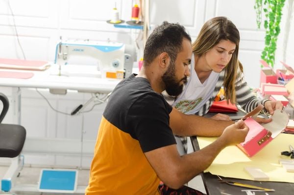 Luciana de Paiva Paula na produção das bolsas