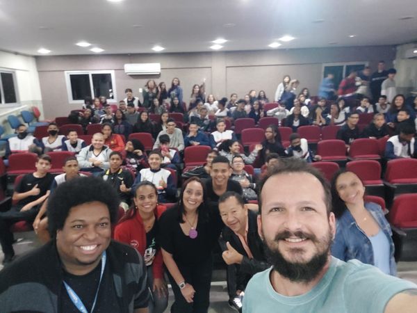 Filipe Souza e Vitor Jubini realizaram palestra na Umef Leonel de Moura Brizola, no bairro Santa Rita, em Vila Velha
