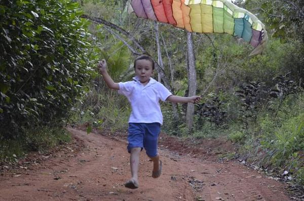 Noah de Paula Wagner, de 13 anos, é o piloto de parapente mais novo do ES