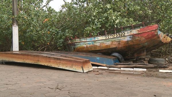 Barco abandonado no cais de Regência