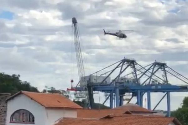 Helicóptero do Notaer deu apoio à PM em ação no Morro do Romão
