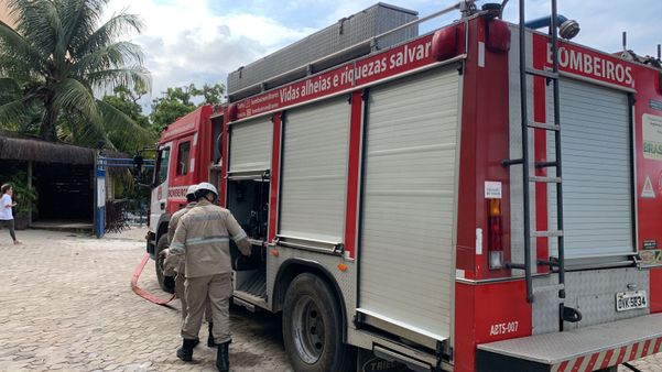 Corpo de Bombeiros atua no combate ao incêndio do Nook Beach Club por Naiara Arpini