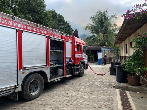 Corpo de Bombeiros atua no combate ao incêndio do Nook Beach Club por Naiara Arpini