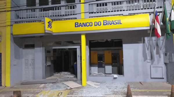 Criminosos explodem três agências bancárias em cidade da Bahia